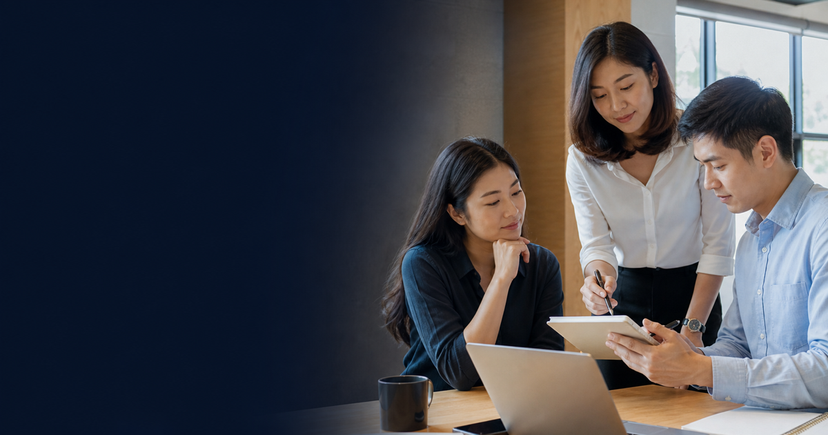 Three colleagues reconsider a first impression by reviewing behaviour and evidence